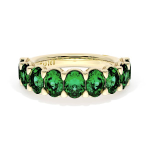 418Y65EM12 yellow gold band, front view of green emeralds in shared prongs with milgrain crescents