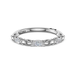46423B12 Platinum band, top view of alternating marquise diamonds and polished metal links
