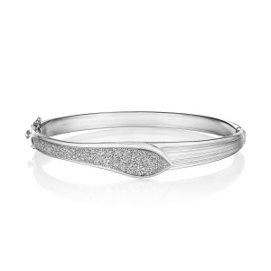 Tacori FB918M 18 Karat White Gold, front view of the hinged bangle with a pave diamond leaf panel beside a fluted band