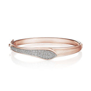 Tacori FB918PKM 18 Karat Rose Gold, front view of the hinged bangle with a pave diamond leaf panel beside a fluted band