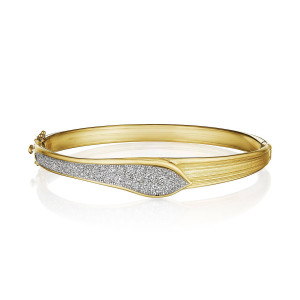 Tacori FB918YM 18 Karat Yellow Gold, front view of the hinged bangle with a pave diamond leaf panel beside a fluted band