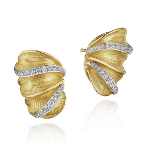 Tacori FE904FY 14 Karat Yellow Gold, front view of the layered petal huggie with pave diamonds tracing two curved lines