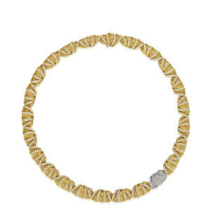 Tacori FN910Y16 18 Karat Yellow Gold, full length view of the fluted petal links with pave diamond bands and a white pave accent link