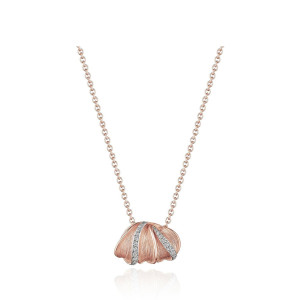 Tacori FN912PK18 18 Karat Rose Gold, front view of the fluted fan petal pendant with two pave diamond stripes on a cable chain