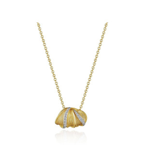 Tacori FN912Y18 18 Karat Yellow Gold, front view of the fluted fan petal pendant with two pave diamond stripes on a cable chain