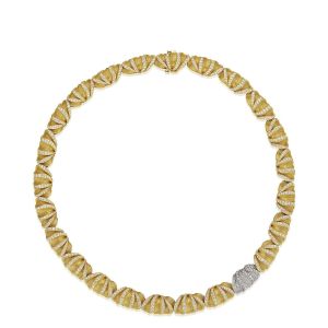Tacori FN910Y16 18 Karat Yellow Gold, full length view of the fluted petal links with pave diamond bands and a white pave accent link