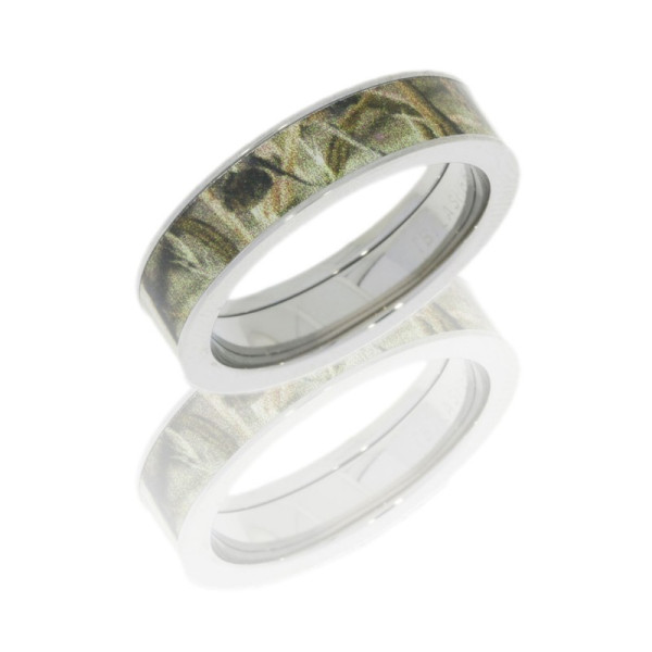 Lashbrook CAMO5F14/RTMAX4 titanium wedding band, angled view of a green marsh grass camo inlay filling a flat face between polished squared rails