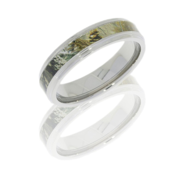 Lashbrook CAMO6FGE13/RTAP titanium wedding band, angled view of a flat face with green forest camo inlay set between polished stepped edges