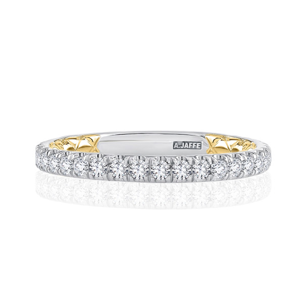 A.JAFFE MRCRD2349Q/57 14 Karat diamond wedding ring, front view of an even pave row set in scalloped seats, quilted panels at the shoulders