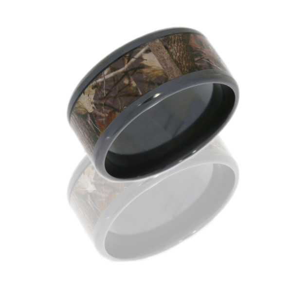 Lashbrook Z12B18(NS)/KINGSWOODLAND camo wedding band, angled view of a brown woodland leaf camo inlay framed by glossy blackened flat rails
