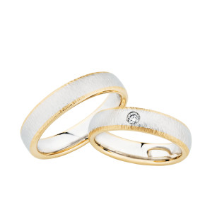 Christian Bauer 274465 two-tone 18 karat gold wedding band, angled view of a finely hammered white domed center edged by narrow polished yellow rims over a polished interior, shown with its matching ring