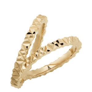 Christian Bauer 274533 14 karat yellow gold wedding band, angled view of a mirror polished surface cut into rows of raised pyramid facets with a jagged outline