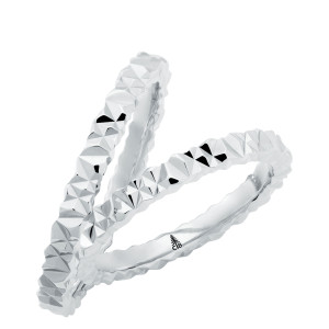 Christian Bauer 274533 platinum wedding band, angled view of a mirror polished surface cut into rows of raised pyramid facets with a jagged outline