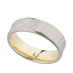 Christian Bauer 274605 two-tone platinum and 18 karat gold wedding band, angled view of a matte white face carved with rippling bark texture over a polished yellow inner sleeve