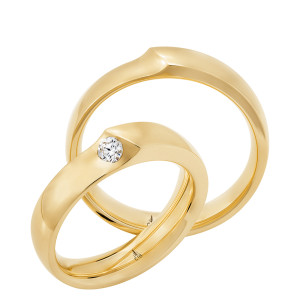 Christian Bauer 274782 18 karat yellow gold wedding band, angled view of a polished flat face with one shank end overlapping the other at a raised diagonal step, shown with its matching ring