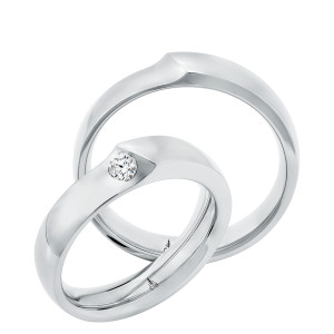 Christian Bauer 274782 platinum wedding band, angled view of a polished flat face with one shank end overlapping the other at a raised diagonal step, shown with its matching ring