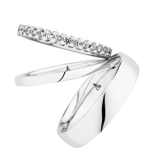 Christian Bauer 280157 platinum wedding band, angled view of a smoothly domed polished profile running without a bevel into a polished interior, shown with its matching rings