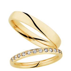 Christian Bauer 280189 18 karat yellow gold wedding band, angled view of a softly rounded polished dome with no edge treatment above a mirror polished interior, shown with its matching ring