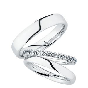 Christian Bauer 280231 platinum wedding band, angled view of a polished court profile with softly rounded edges and a bright polished interior, shown with its matching rings