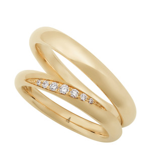 Christian Bauer 280249 14 karat yellow gold wedding band, angled view of a rounded polished dome, its bright surface curving without a bevel into a polished interior, shown with its matching ring