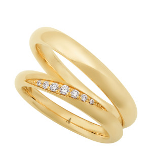 Christian Bauer 280249 18 karat yellow gold wedding band, angled view of a rounded polished dome, its bright surface curving without a bevel into a polished interior, shown with its matching ring