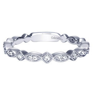 Gabriel & Co. WB4163W44JJ 14 karat white gold Victorian wedding band, front view of pointed oval sections alternating with kite shaped links, milgrain edging every section