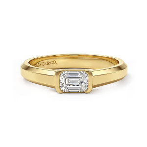 Front view of Gabriel Ranunculo ER917425E2Y4JJJ.CSD3 with an emerald-cut diamond set across a yellow gold band