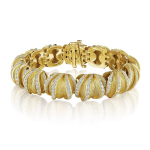 Tacori FB919Y7 18 Karat Yellow Gold, bracelet standing in a loop with brushed petal florets divided by pave diamond sweeps and a box clasp