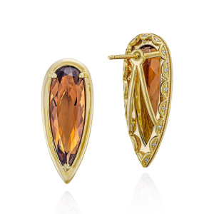 Tacori FE951CGFY 14 Karat Yellow Gold, angled pair view of the elongated pear studs set with a warm brown stone and a diamond accented gallery