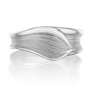 Tacori FR908FW 14 Karat White Gold, top view of the plain leaf band with engraved line texture and a polished crossing ridge