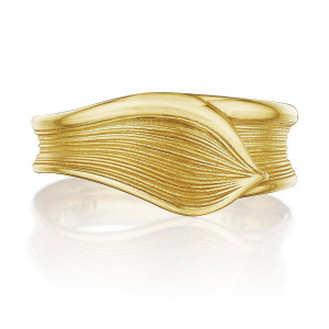 Tacori FR908Y 18 Karat Yellow Gold, top view of the plain petal band with a finely ribbed leaf across a polished wave