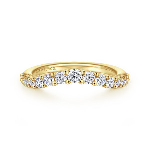 Gabriel & Co. AN10959Y44JJ 14 karat yellow gold Classic anniversary band, front view of a shallow V arch with the largest stone at the peak