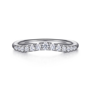 Gabriel & Co. AN10963PT4JJ platinum Classic wedding band, front view of the shallow dip across the top, with stones largest at its lowest point