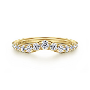 Gabriel & Co. AN10969Y44JJ 14 karat yellow gold Classic wedding band, front view of the curved dip with the largest stone seated at its lowest point