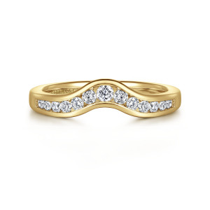 Gabriel & Co. AN10973Y44JJ 14 karat yellow gold Contemporary wedding band, front view of the central arch with round diamonds largest at the middle between smooth rails