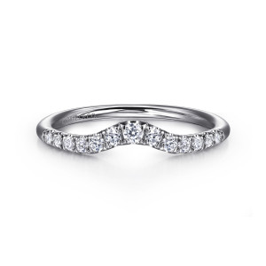 Gabriel & Co. AN10974PT4JJ platinum Classic wedding band, front view of the gentle central dip with small round stones following the curve