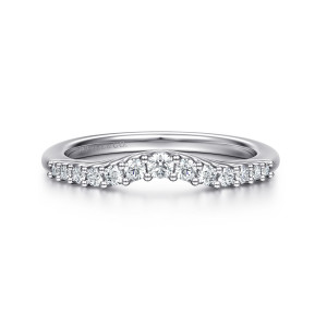 Gabriel & Co. AN10975PT4JJ platinum Classic wedding band, front view of the shallow U shaped dip with the largest stone at its middle