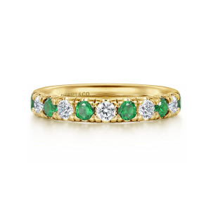 Gabriel & Co. AN14192Y44EA 14 karat yellow gold Classic anniversary band, front view of green and colorless round stones taking turns along the straight band