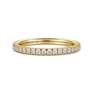 Gabriel & Co. AN14229Y44JJ 14 karat yellow gold Classic wedding band, front view of tiny round diamonds between split prongs along the band