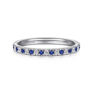Gabriel & Co. AN14252PT4SA platinum Classic anniversary band, front view of round stones alternating blue and colorless along the top of the hoop