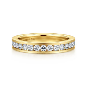 Gabriel & Co. AN14281Y44JJ 14 karat yellow gold Contemporary wedding band, front view of round stones set shoulder to shoulder between flat polished metal walls