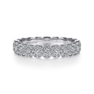 Gabriel & Co. AN14685PT4JJ platinum Contemporary anniversary band, front view of linked round clusters with a larger stone at the middle of each and scalloped edges