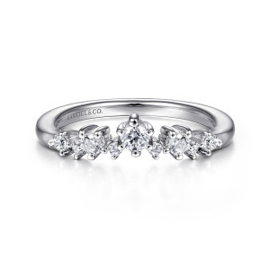 Gabriel & Co. AN15305PT4JJ platinum Starlight anniversary band, front view of a stepped arch of larger and smaller round diamonds, peaked at the middle