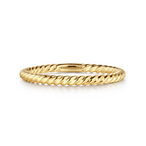 Gabriel & Co. AN15372Y4JJJ 14 karat yellow gold Hampton wedding band, front view of slanted rope ridges spiraling around the hoop, with a smooth mark panel at the back