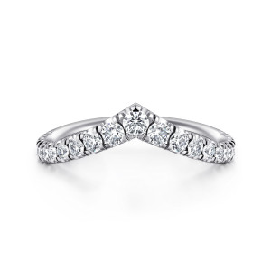 Gabriel & Co. AN15380W44JJ 14 karat white gold Contemporary wedding band, front view of a pointed V shaped band with the largest stone at its peak
