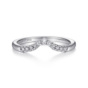 Gabriel & Co. AN15390W44JJ 14 karat white gold Contemporary wedding band, front view of a V shaped peak lined with round diamonds that shrink toward the ends