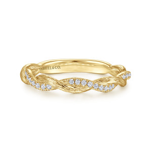 Gabriel & Co. AN15464Y44JJ 14 karat yellow gold Contemporary anniversary band, front view of a twisting line of tiny stones crossing a brushed streaked strand