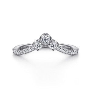 Gabriel & Co. AN15550W44JJ 14 karat white gold Starlight anniversary band, front view of the sharp v point with a triangle of larger round stones above smaller shoulder stones