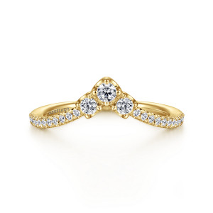 Gabriel & Co. AN15550Y44JJ 14 karat yellow gold Starlight anniversary band, front view of the V point with a small triangle of larger round stones above two fine rows