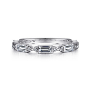 Gabriel & Co. AN15555W44JJ 14 karat white gold Art Deco anniversary band, front view of lengthwise baguette stones separated by small round stones in kite shaped links